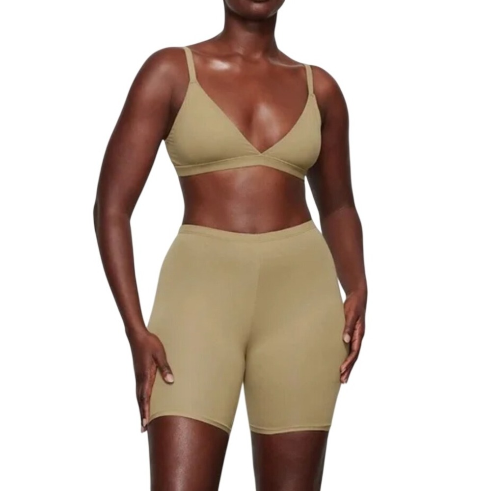 SKIMS Fits Everybody Bike Short Khaki Tan Small High Stretch‎ Loungewear